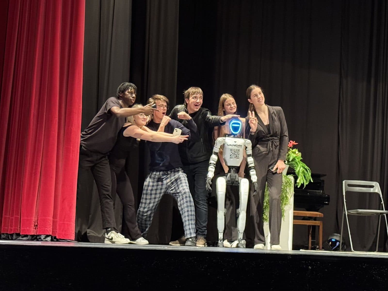 Group photo with the cast