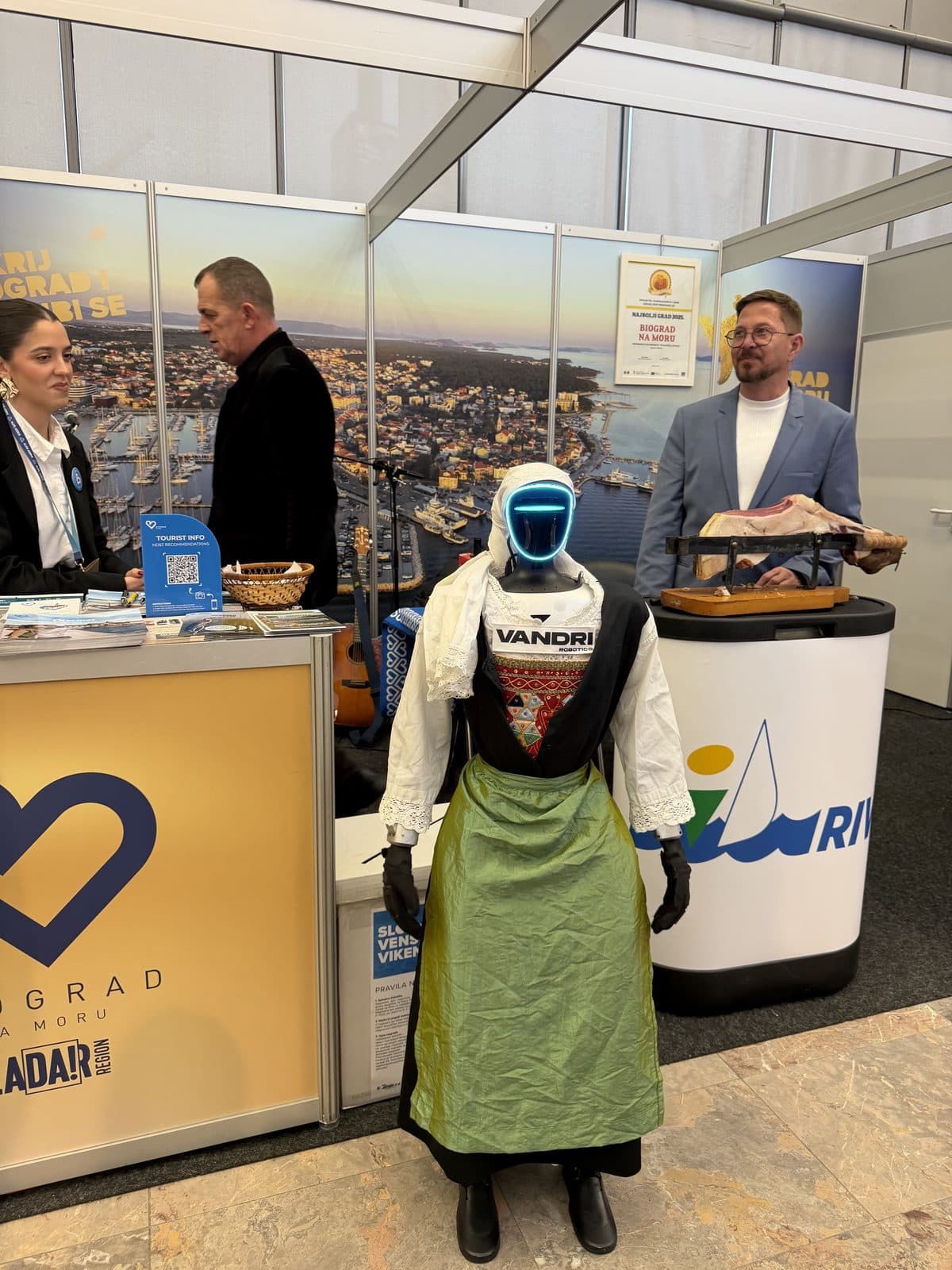 Tonka in traditional dress · trade fair