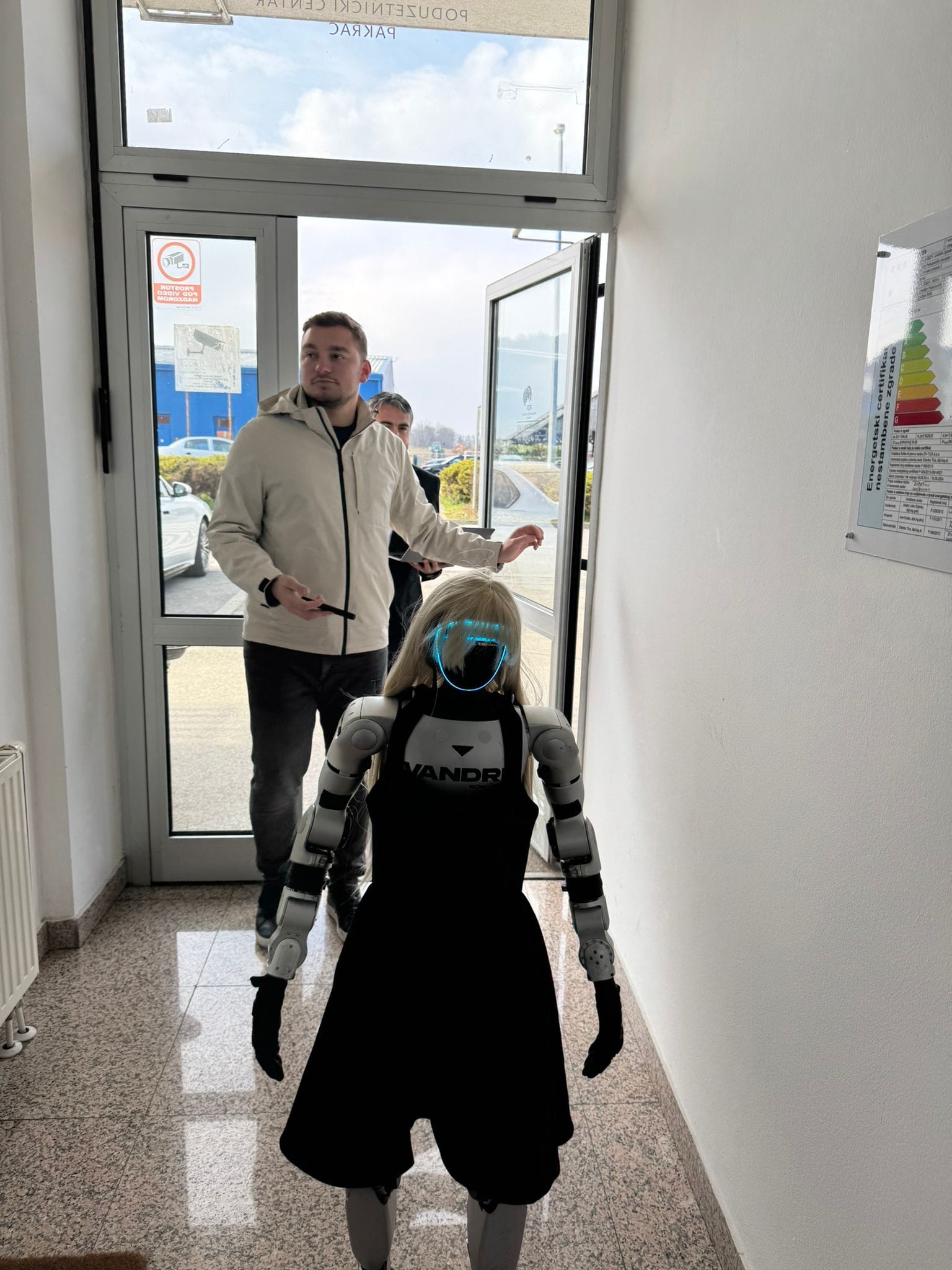 Tonka robot walking through the entrance of Poduzetnički centar Pakrac