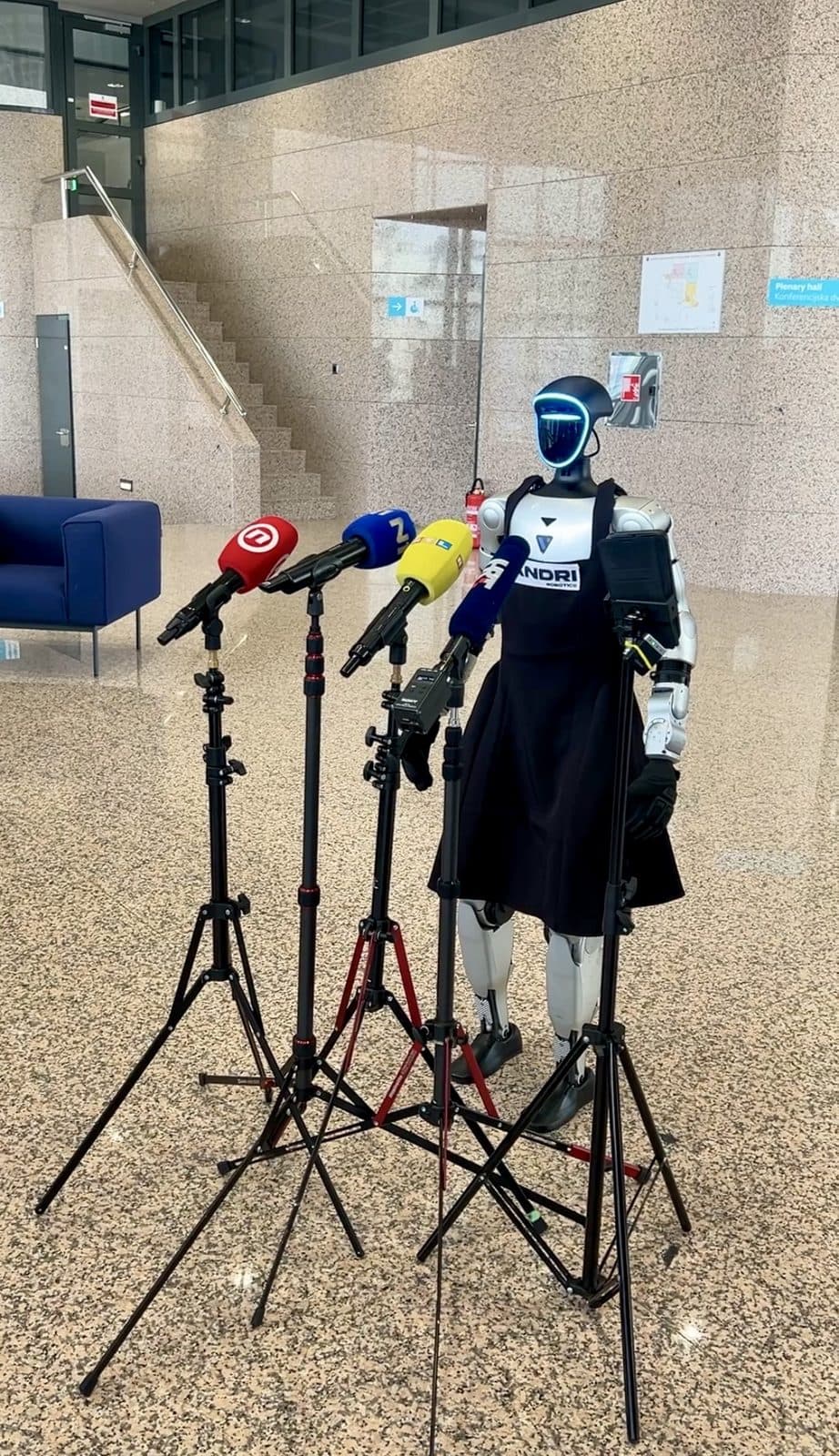Novinarska konferenca · Tonka