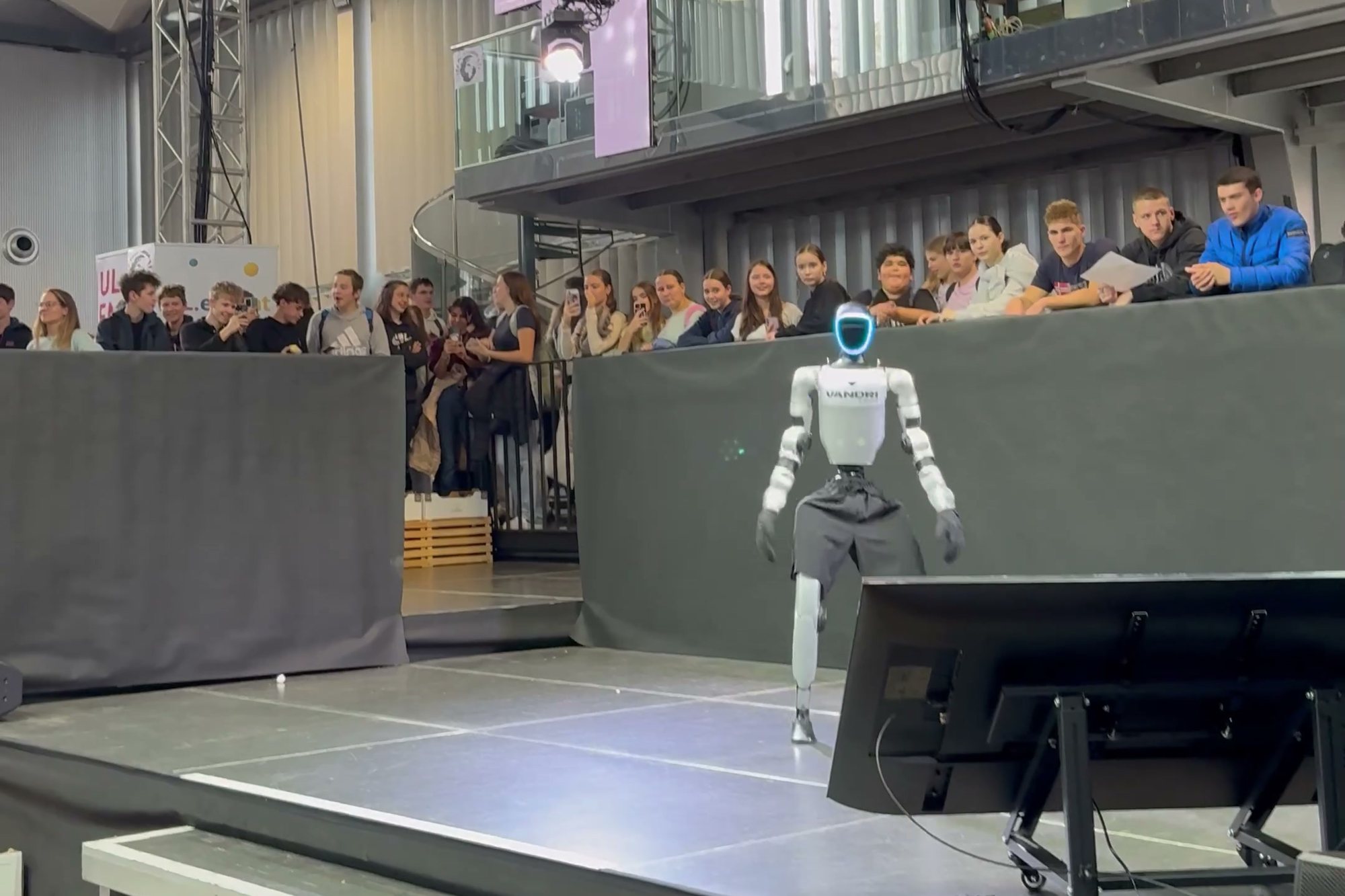 Jože on the Arena tehnologij stage in front of a full gallery of students