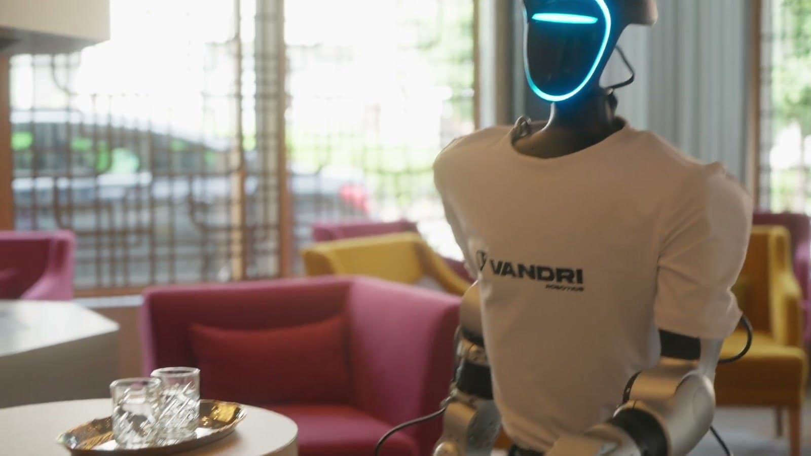 Humanoidni robot Jože v preddverju hotela
