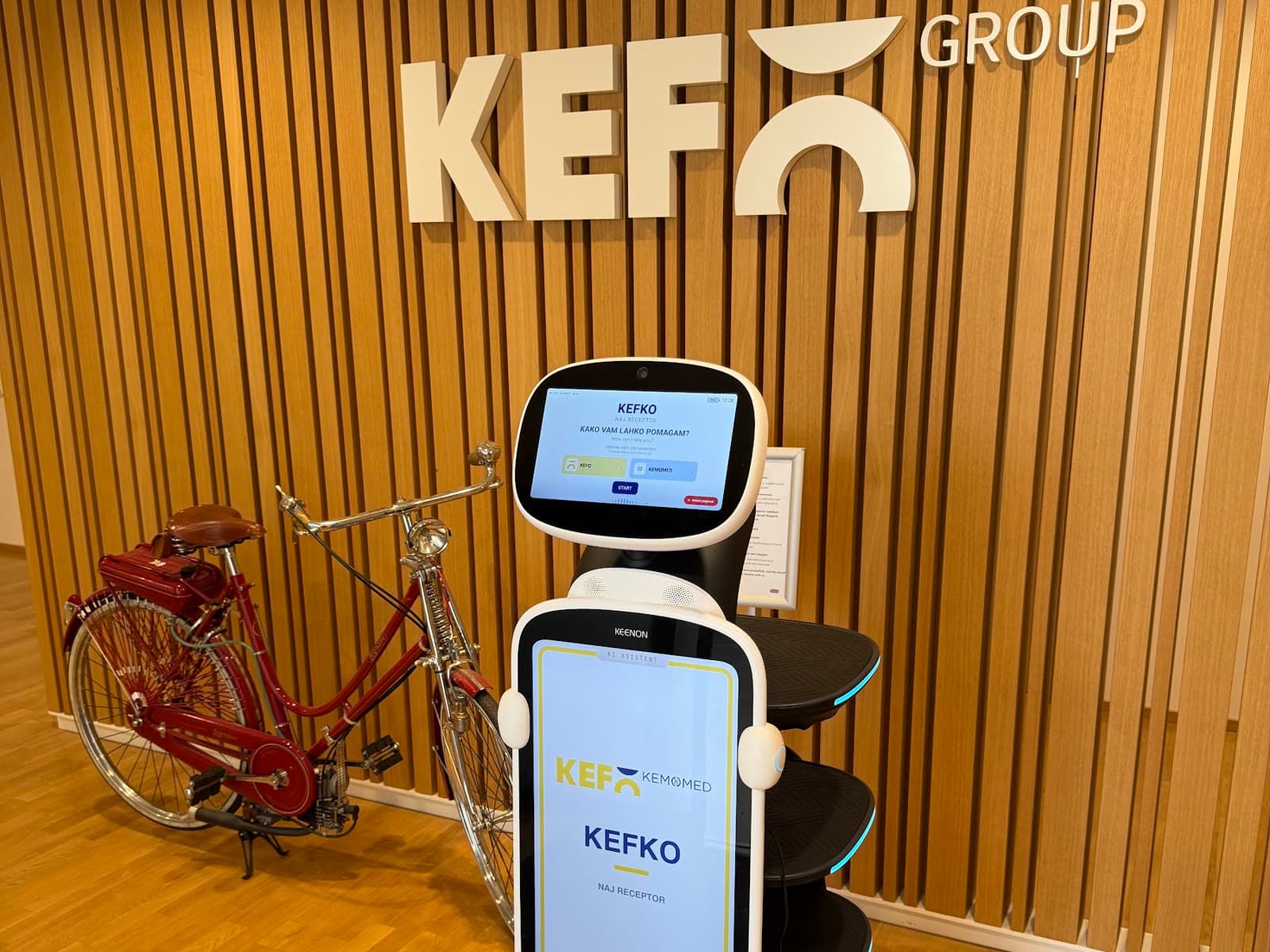 Servisni robot v avli poslovne stavbe